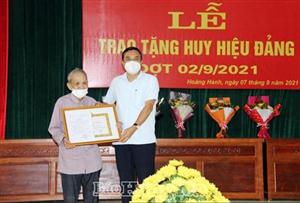 Trao tặng Huy hiệu Đảng đợt 2.9