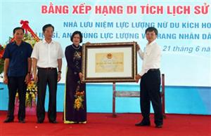 Đón bằng xếp hạng di tích lịch sử cấp tỉnh Nhà lưu niệm Lực lượng Nữ du kích Hoàng Ngân Hưng Yên và Liệt sỹ, anh hùng LLVT nhân dân Vũ Thị Kính (Trần Thị Khang)