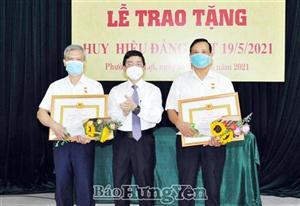 Đồng chí Nguyễn Duy Hưng, Phó Bí thư Thường trực Tỉnh uỷ trao Huy hiệu Đảng tại phường Lê Lợi