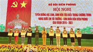 Tuyên dương học sinh, sinh viên tiêu biểu trong Chương trình “Nâng bước em tới trường - Con nuôi đồn biên phòng”