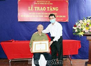 Đồng chí Phó Bí thư Thường trực Tỉnh ủy Nguyễn Duy Hưng trao tặng Huy hiệu Đảng tại thị xã Mỹ Hào