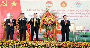 Đồng chí Nguyễn Duy Hưng, Phó Bí thư Tỉnh ủy dự Ngày hội đại đoàn kết toàn dân tộc và Ngày hội văn hóa quân dân tại khu dân cư thôn Xâm Hồng