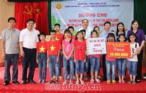 Đồng chí Nguyễn Duy Hưng Phó Bí thư Thường trực Tỉnh ủy tặng quà trẻ em tại các huyện Khoái Châu, Kim Động