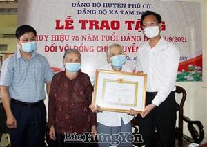 Đồng chí Bí thư Tỉnh ủy Nguyễn Hữu Nghĩa trao tặng Huy hiệu Đảng tại huyện Phù Cừ