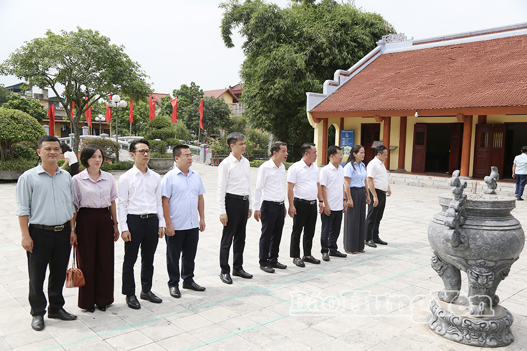 Đoàn công tác của Ban Tuyên giáo và Dân vận Trung ương dâng hương tưởng niệm Tổng Bí thư Nguyễn Văn Linh và Trung tướng Nguyễn Bình