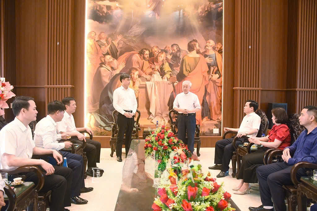 Lãnh đạo Ban Tuyên giáo và Dân vận Tỉnh ủy thăm, chúc mừng Đền thánh Giáo xứ Cao Mại dịp lễ Phục sinh năm 2026