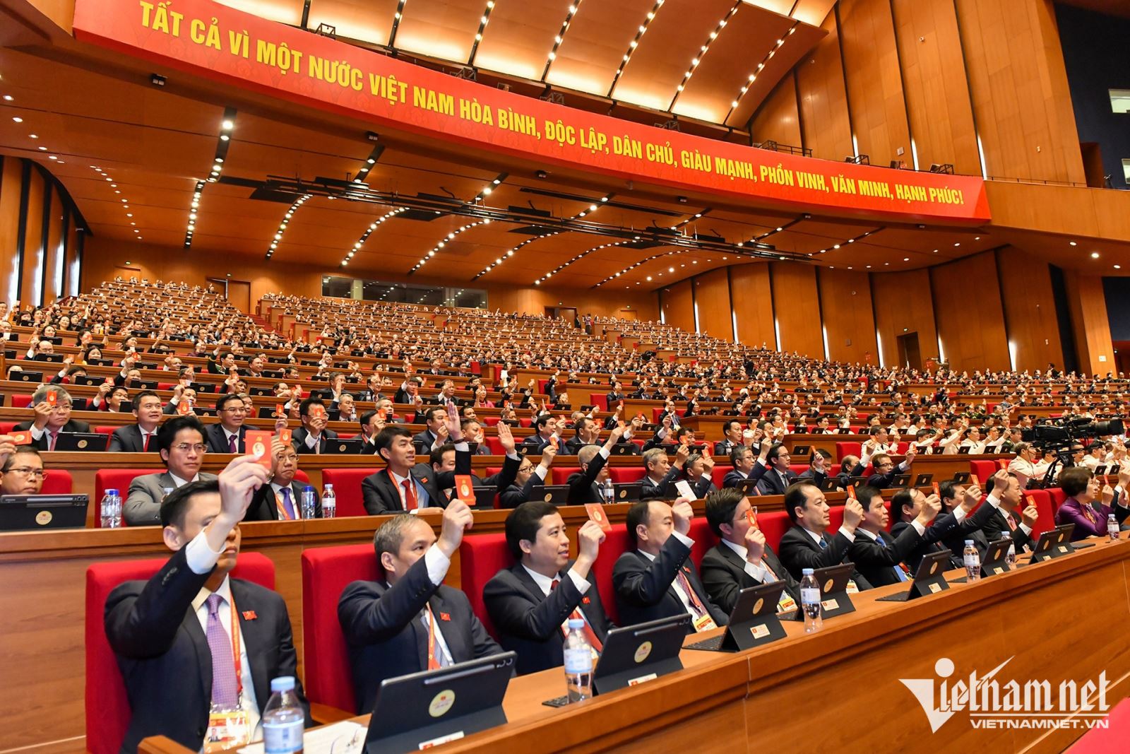 Bộ Chính trị: Xây dựng thẻ đảng viên, hồ sơ đảng viên điện tử trong toàn Đảng