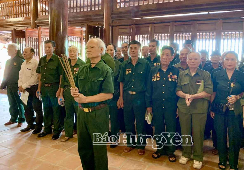 Đoàn đại biểu Hội Cựu Thanh niên xung phong tỉnh dâng hương tưởng niệm nhà bác học, Danh nhân văn hóa Lê Quý Đôn