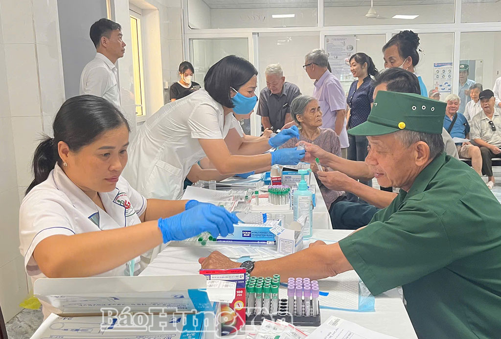 Khám, tư vấn sức khỏe và cấp phát thuốc cho người có công và người cao tuổi có hoàn cảnh khó khăn