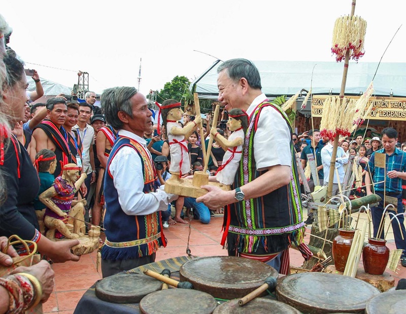 Giải quyết mối quan hệ giữa thực hành dân chủ và tăng cường pháp chế, bảo đảm kỷ cương xã hội, góp phần thực hiện thắng lợi sự nghiệp xây dựng và bảo vệ Tổ quốc Việt Nam xã hội chủ nghĩa