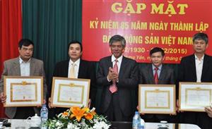 Tặng và truy tặng huy hiệu Đảng đợt 3/2/2015 cho 1.086 đảng viên