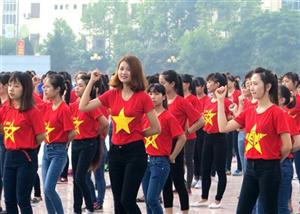 Hát Quốc ca và biểu diễn dân vũ chào mừng kỷ niệm 70 năm Ngày Cách mạng Tháng Tám và Quốc khánh 2/9