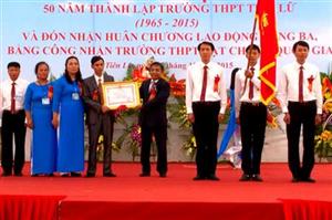 Trường THPT Tiên Lữ đón nhận Huân chương Lao động hạng Ba
