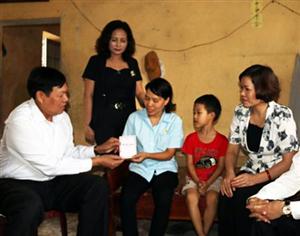 Phó Bí thư Thường trực Tỉnh ủy Đỗ Xuân Tuyên thăm, tặng quà Bà mẹ VNAH, hộ hoàn cảnh đặc biệt khó khăn