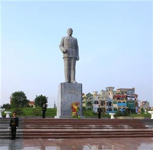 Hưng Yên: Dâng hương, dâng hoa tưởng niệm Chủ tịch Hồ Chí Minh, Tổng Bí thư Nguyễn Văn Linh và các anh hùng liệt sỹ