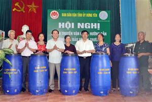 Ban Dân vận Tỉnh ủy tặng xe gom rác và thùng xử lý rác thải hữu cơ cho thị trấn Lương Bằng