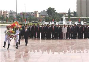 Dâng hương tưởng niệm Chủ tịch Hồ Chí Minh, Tổng Bí thư Nguyễn Văn Linh và các anh hùng liệt sỹ