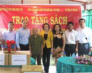 Trao tặng sách cho thư viện gia đình ông Bùi Đình Thăng