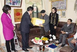 Đồng chí Đặng Minh Ngọc, UVBTV, Phó Chủ tịch UBND tỉnh thăm, tặng quà các đồng chí lão thành cách mạng, mẹ liệt sĩ ở huyện Phù Cừ