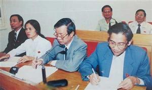 Những năm tháng là đại biểu nhân dân