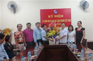 Đồng chí Đỗ Tiến Sỹ, Ủy viên BCH TW Đảng, Bí thư Tỉnh ủy chúc mừng các cơ quan báo chí nhân Báo chí cách mạng Việt Nam