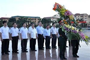 Chủ tịch Ủy ban Trung ương MTTQ Việt Nam dâng hương tưởng niệm Tổng bí thư Nguyễn Văn Linh