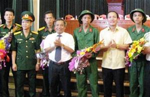 UBND tỉnh biểu dương cán bộ, nhân dân và LLVT các địa phương giao quân đợt 2 năm 2015