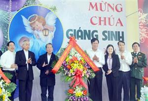 Hưng Yên: Thăm, tặng quà chức sắc công giáo và giáo dân