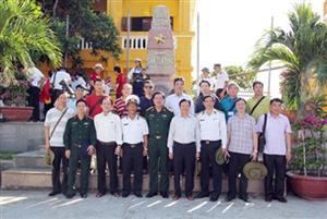 Đoàn cán bộ của tỉnh công tác tại huyện đảo Trường Sa và Nhà giàn DK1