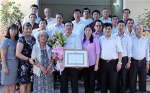 Trao tặng Huy hiệu 70 năm tuổi Đảng tại xã Dạ Trạch