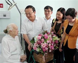 Bí thư Tỉnh ủy Đỗ Tiến Sỹ thăm gia đình Tổng Bí thư Nguyễn Văn Linh