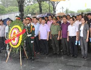 Đoàn cán bộ tỉnh Hưng Yên viếng nghĩa trang liệt sỹ quốc gia tại tỉnh Quảng Trị