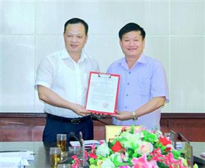 Hưng Yên công bố Quyết định của Thủ tướng phê chuẩn việc bầu Phó Chủ tịch UBND tỉnh