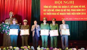 Hưng Yên: Người dân tự giác giao nộp 16 khẩu súng