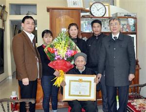 Thành phố Hưng Yên trao tặng Huy hiệu 70 năm tuổi Đảng