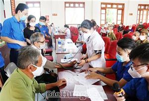 Khám bệnh, cấp thuốc, trao “Túi an sinh” cho người dân xã Minh Tân