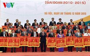 Nhân dân và cán bộ huyện Văn Lâm được nhận cờ thi đua dẫn đầu phong trào xây dựng nông thôn mới của Chính phủ