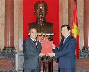 Chủ tịch nước trao quyết định phong hàm cho các Đại sứ