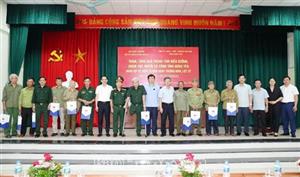 Phó Bí thư Thường trực Tỉnh ủy, Chủ tịch HĐND tỉnh Trần Quốc Toản thăm, tặng quà người có công