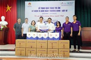 Tặng 1.200 suất quà tri ân người có công với cách mạng và thân nhân liệt sỹ