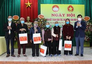 Đồng chí Trần Quốc Toản, Phó Bí thư Thường trực Tỉnh uỷ, Chủ tịch HĐND tỉnh dự Ngày hội Đại đoàn kết toàn dân tộc, Ngày hội văn hóa quân dân tại khu dân cư Dưỡng Phú