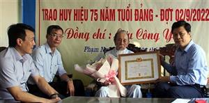 Phó Bí thư Thường trực Tỉnh ủy Trần Quốc Toản trao huy hiệu 75 năm tuổi Đảng tại huyện Kim Động