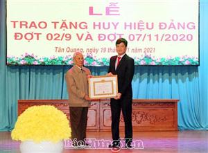 Trao tặng Huy hiệu 70 năm tuổi Đảng tại xã Tân Quang