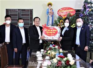 Thăm, tặng quà và chúc mừng các chức sắc, đồng bào Công giáo