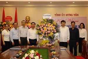 Phó Bí thư Thường trực Tỉnh ủy Trần Quốc Toản chúc mừng cán bộ, giảng viên Trường Chính trị Nguyễn Văn Linh nhân Ngày Nhà giáo Việt Nam 20/11