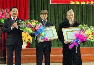 Trao tặng Huy hiệu 70 năm tuổi Đảng tại huyện Phù Cừ