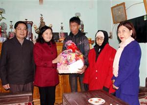 Chủ tịch Ủy ban MTTQ Việt Nam tỉnh Phạm Thị Tuyến tặng quà người có hoàn cảnh đặc biệt khó khăn