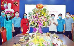Đồng chí Nguyễn Duy Hưng, Phó Bí thư Thường trực Tỉnh ủy tặng hoa, chúc mừng đội ngũ cán bộ công đoàn