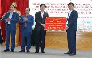 Đồng chí Trần Quốc Toản, Phó Bí thư Thường trực Tỉnh ủy, Chủ tịch HĐND tỉnh tặng quà Tết người có công với cách mạng; hộ nghèo; trẻ em có hoàn cảnh khó khăn