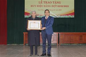 Trao Huy hiệu Đảng đợt 3/2 tặng các đảng viên tại phường Lam Sơn